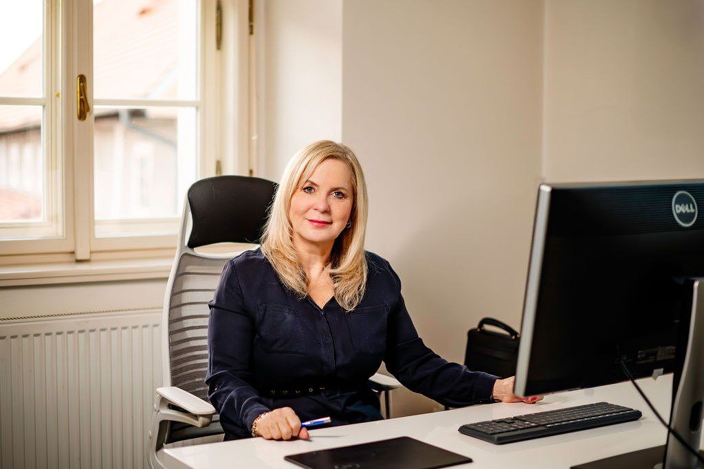 Eva Poláčková u pracovního stolu v kanceláři