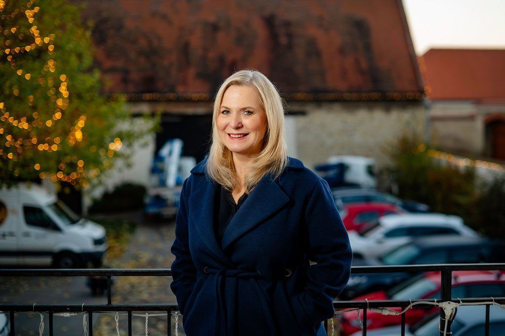 Eva Poláčková v tmavém kabátě na dvoře