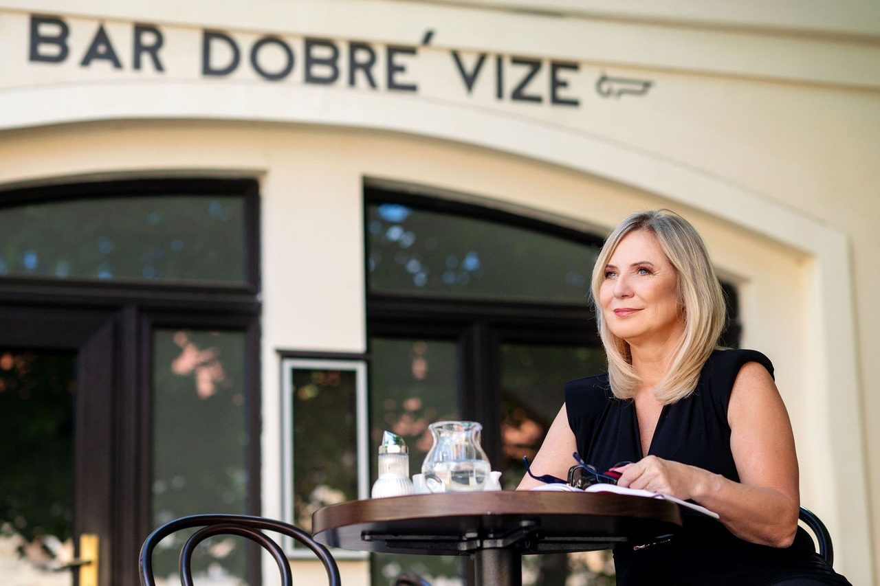 Eva Poláčková u stolku před kavárnou