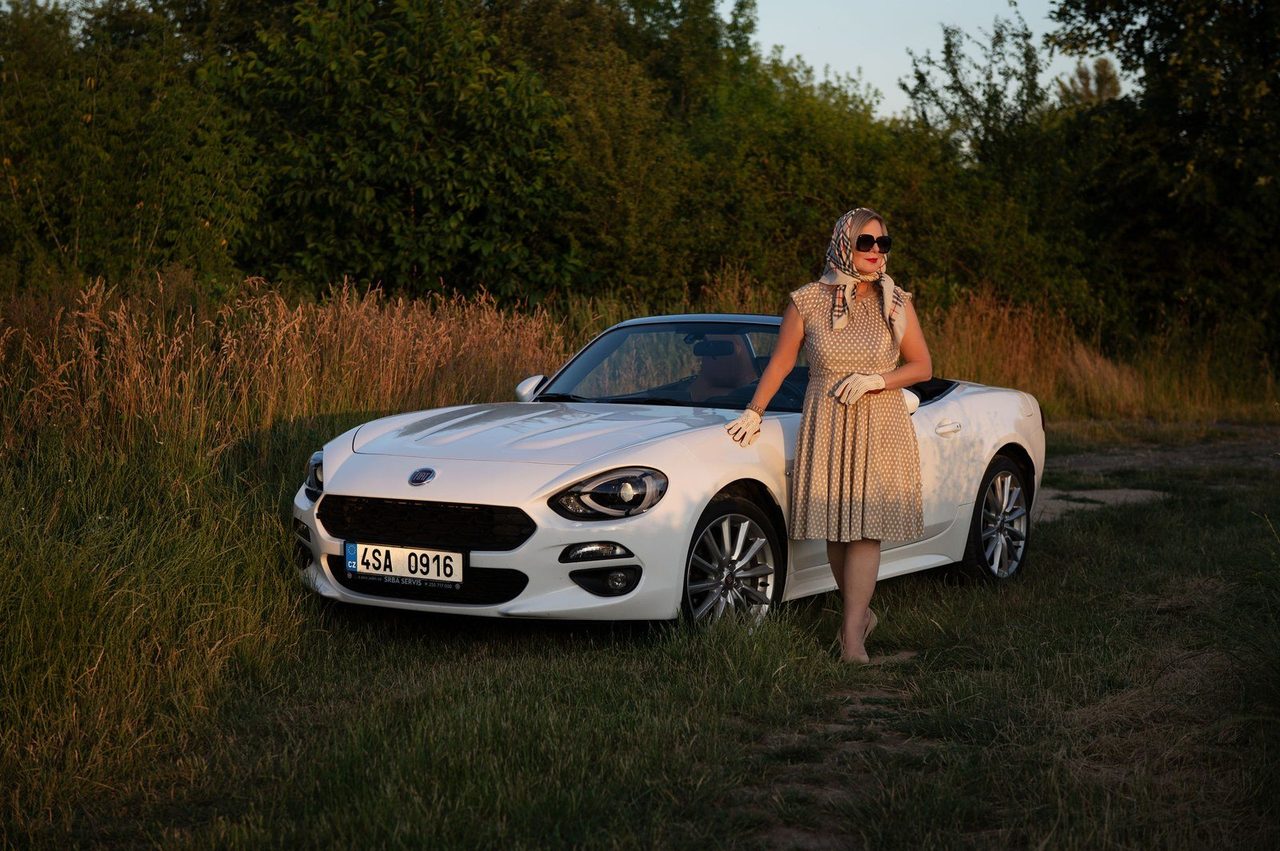 Eva Poláčková u bílého kabrioletu na louce