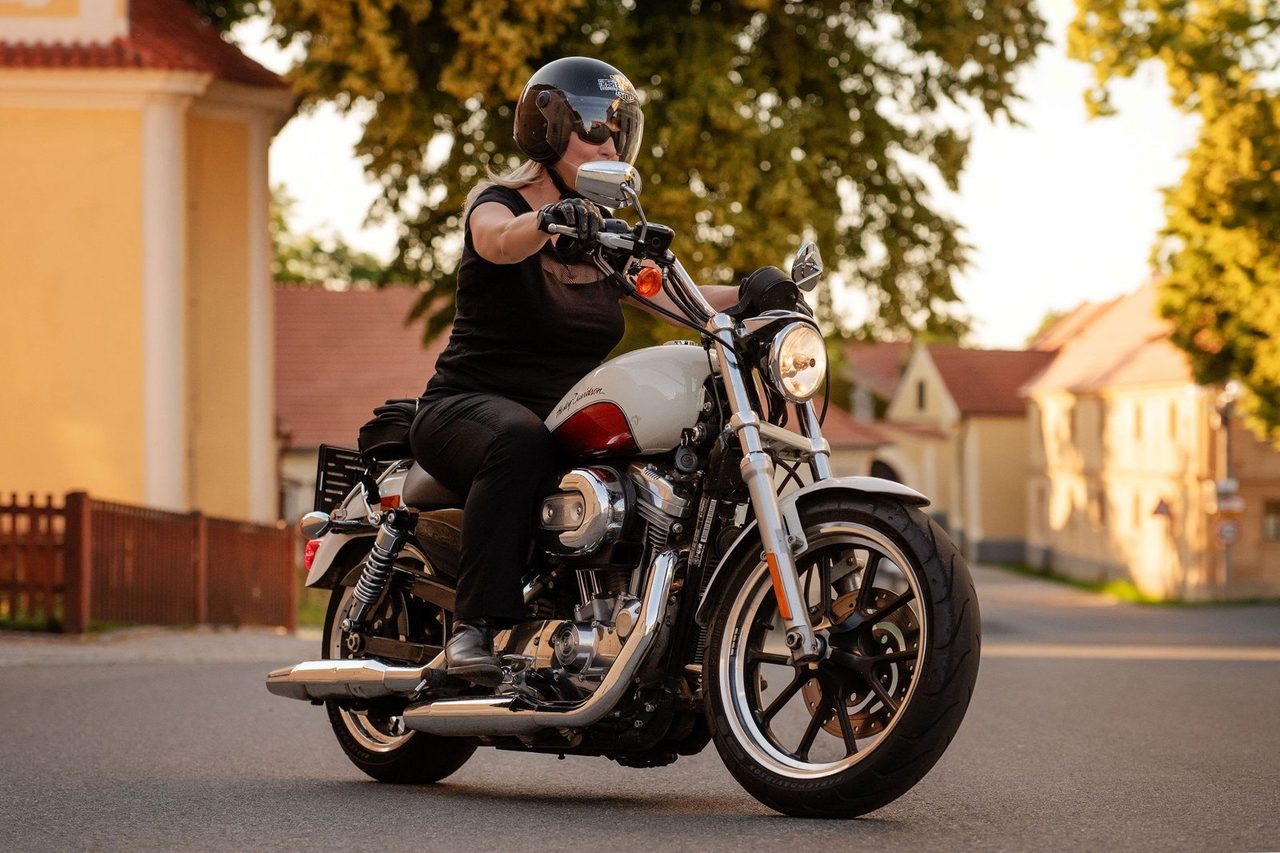Eva Poláčková na motorce při západu slunce