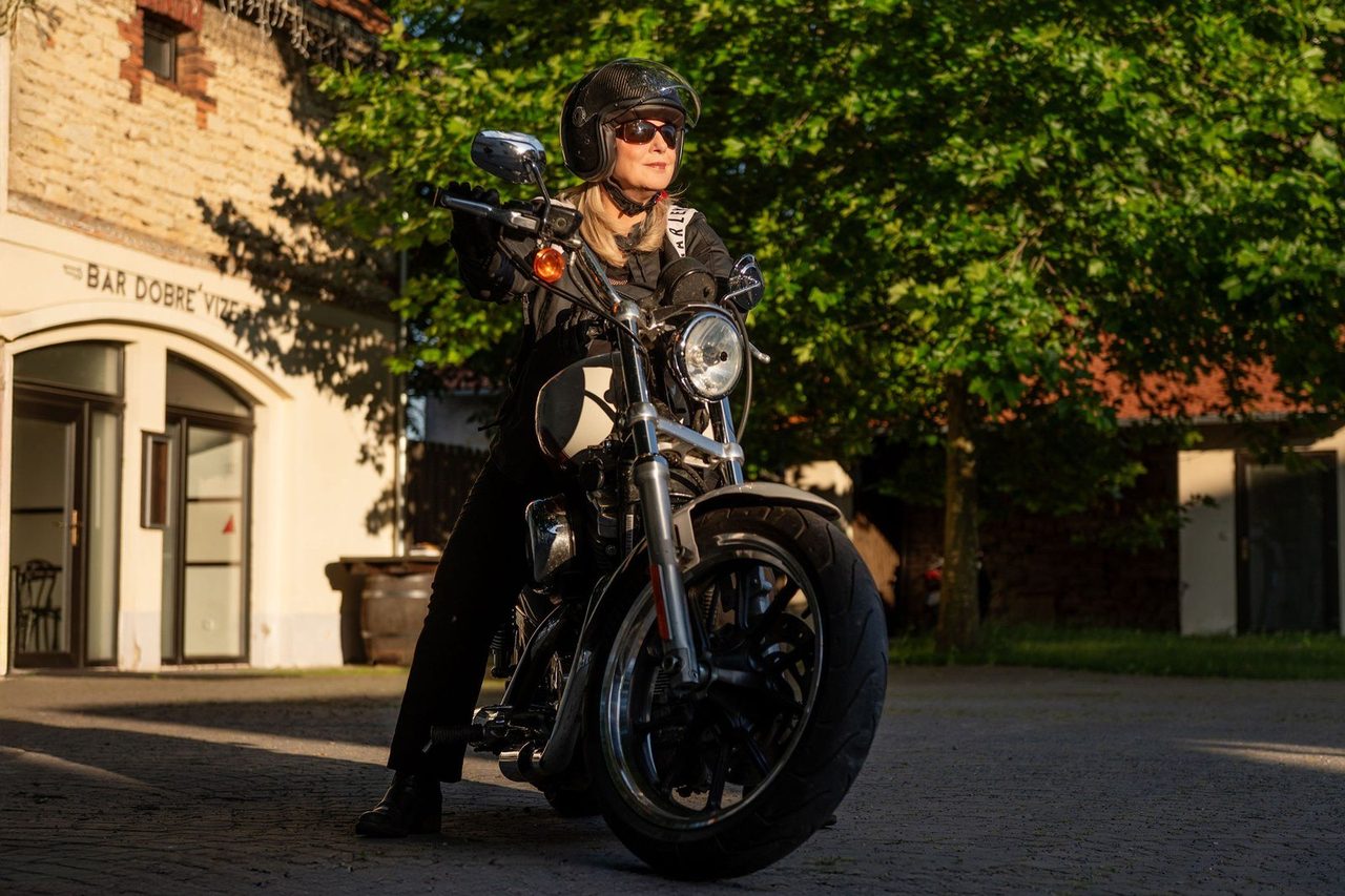 Eva Poláčková s přilbou na motorce