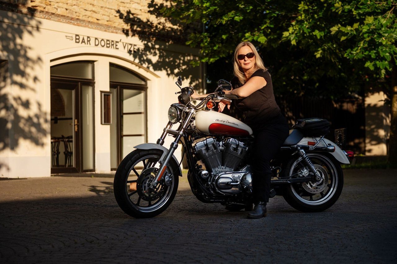Eva Poláčková na motorce