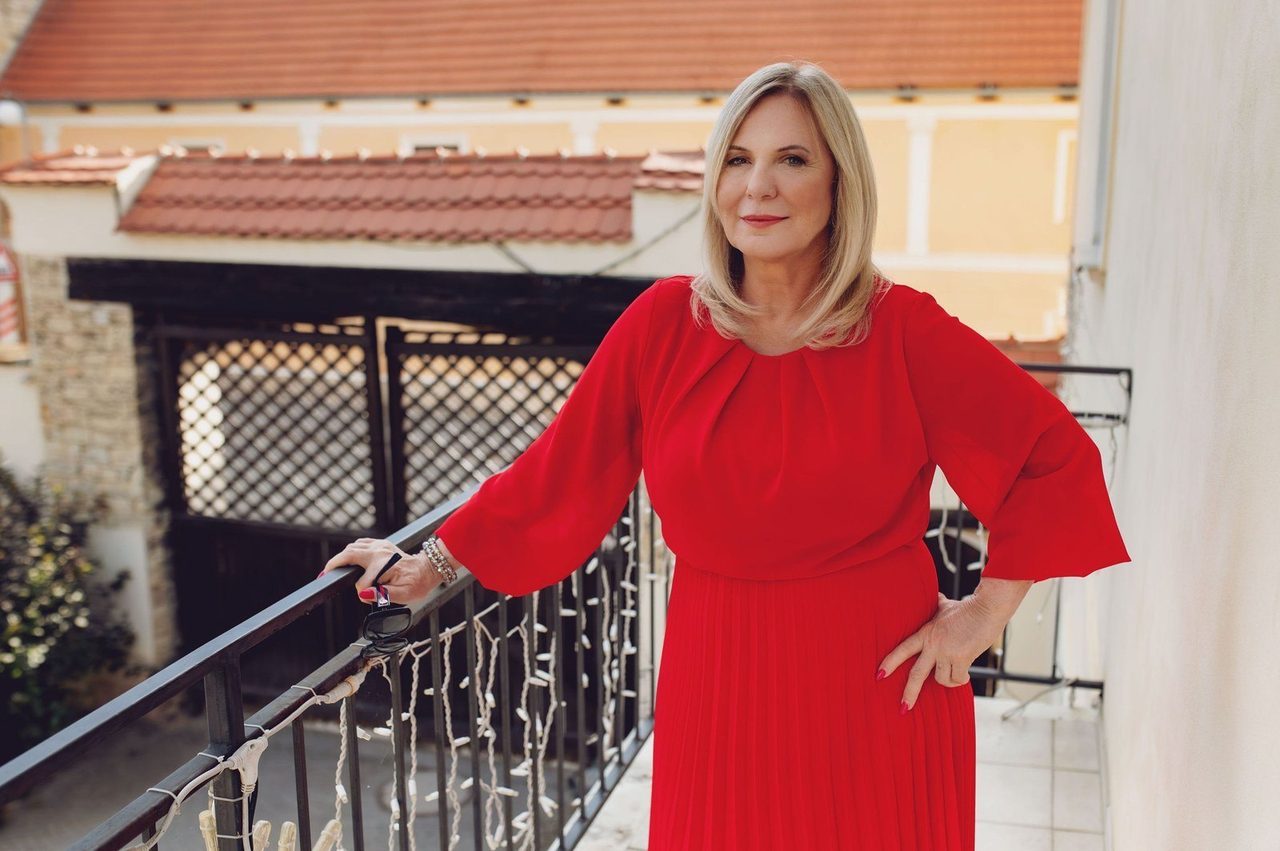 Eva Poláčková v červených šatech na schodech
