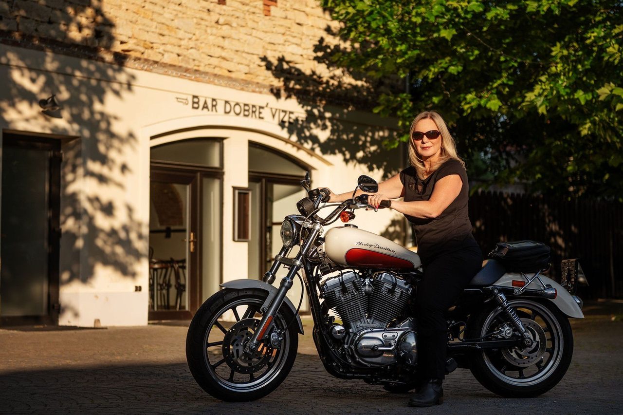 Eva Poláčková s motorkou před kavárnou