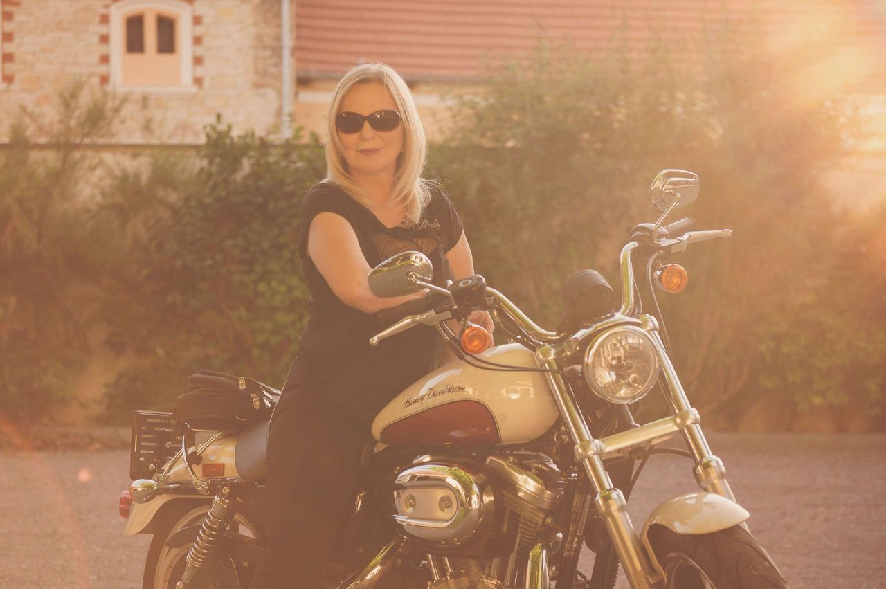 Eva Poláčková na motorce v protisvětle
