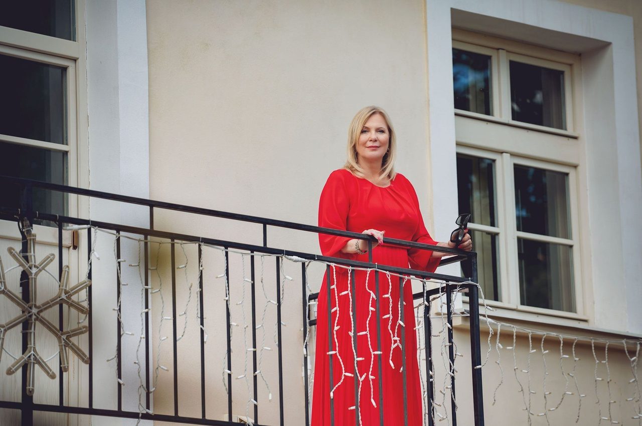 Eva Poláčková v červených šatech na balkoně