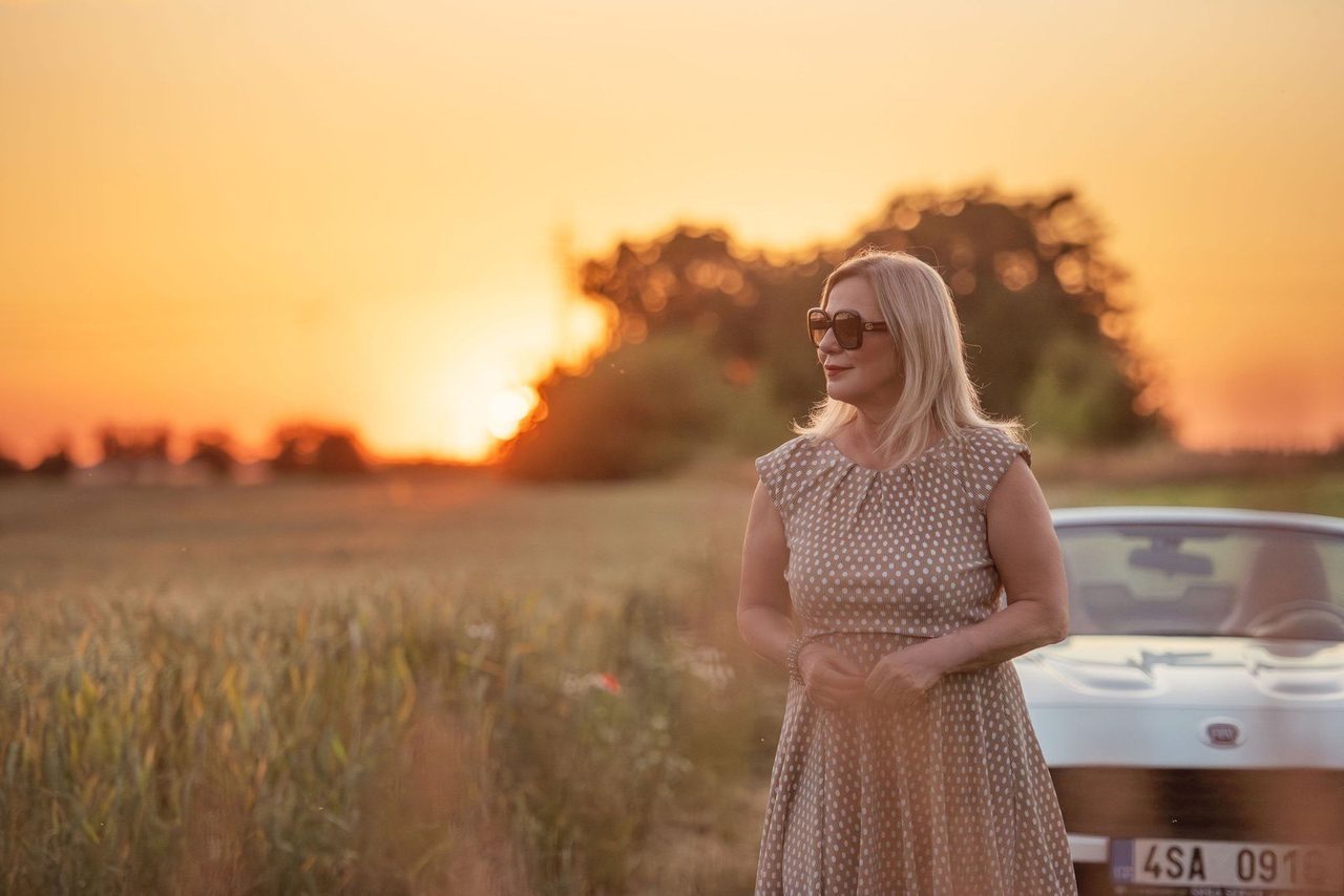 Eva Poláčková v poli při západu slunce